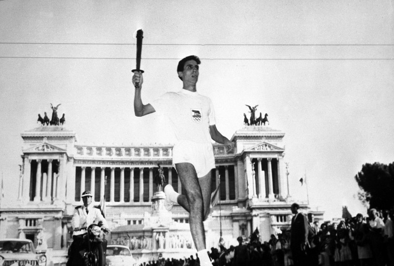 LA-FIACCOLA-OLIMPICA-PASSA-PER-PIAZZA-VENEZIA-800x540