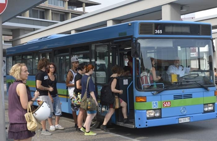 Contagi e isolamenti fermano le corse dei bus extraurbani nei giorni festivi