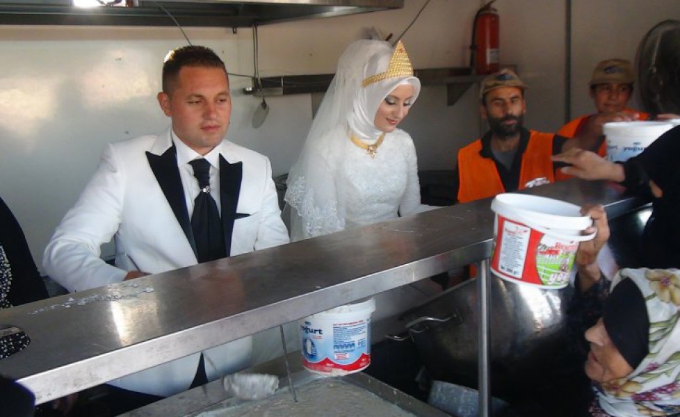 Gli sposi che al loro matrimonio avevano 4mila invitati (profughi)