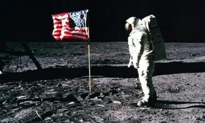 Quel che Armstrong portò sulla luna La borsa ritrovata dalla moglie