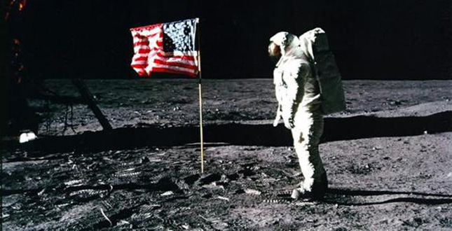 Quel che Armstrong portò sulla luna La borsa ritrovata dalla moglie