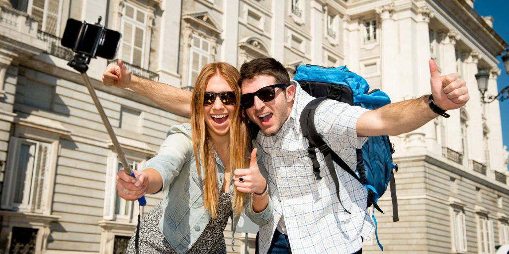 Cosa ci rivelano di noi stessi quegli onnipresenti selfie stick