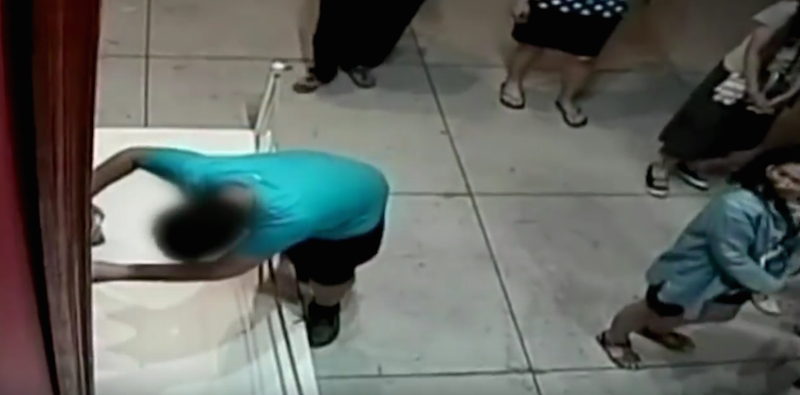 Il ragazzo che inciampa e sfonda un quadro italiano del Seicento