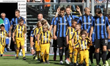 La gioia dei bambini allo stadio che accompagnano la Dea in campo