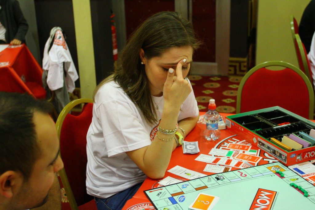 La-concentrazione-di-una-della-tante-donne-partecipanti