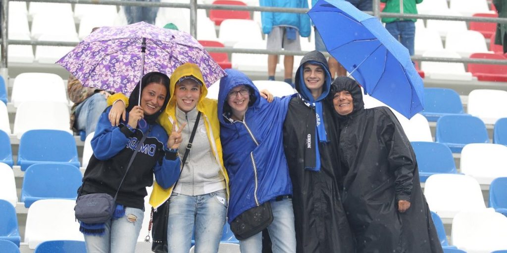 Non c’è pioggia che fermi il tifo Ma l’urlo rimane strozzato in gola
