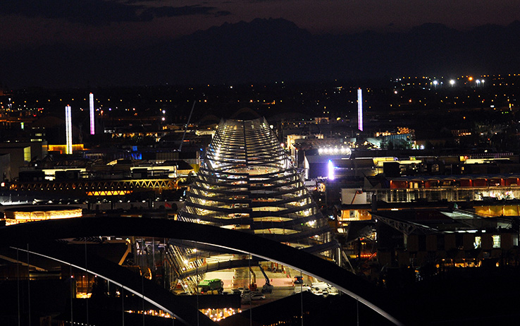 Cosa succede a Expo di notte (perché si lavora e si fa festa)