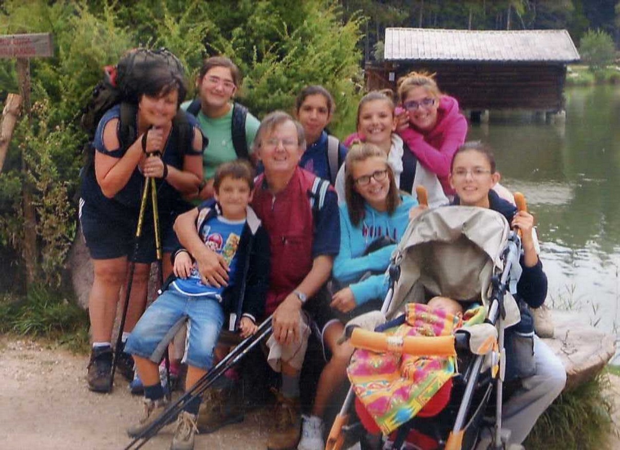 La famiglia di Valbrembo con 8 figli ma forse sono anche più di 20