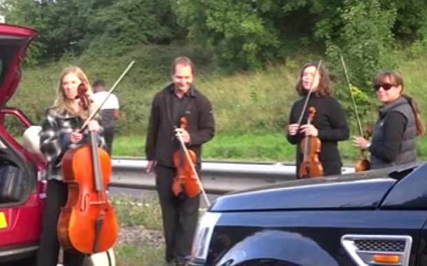 L’autostrada in tilt per un incidente? Keep calm e guardate questo video