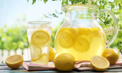 Acqua e limone, l'elisir del mattino Tutti i suoi incredibili benefici