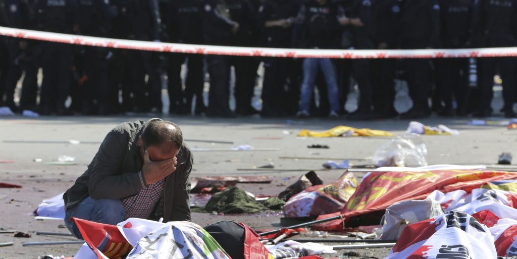 I 120 morti della marcia pacifista che doveva sfilare ad Ankara