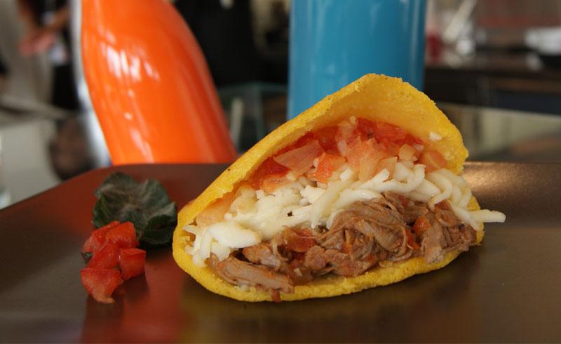 Arepa de huevo, queso y carne