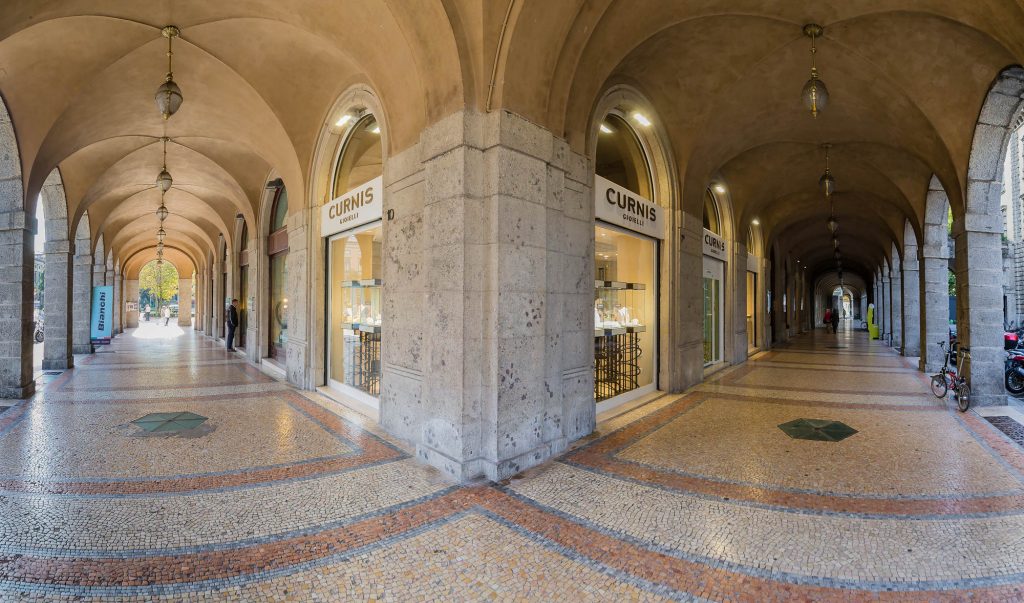 Riapre Curnis al Quadriportico Le foto sfavillanti della boutique