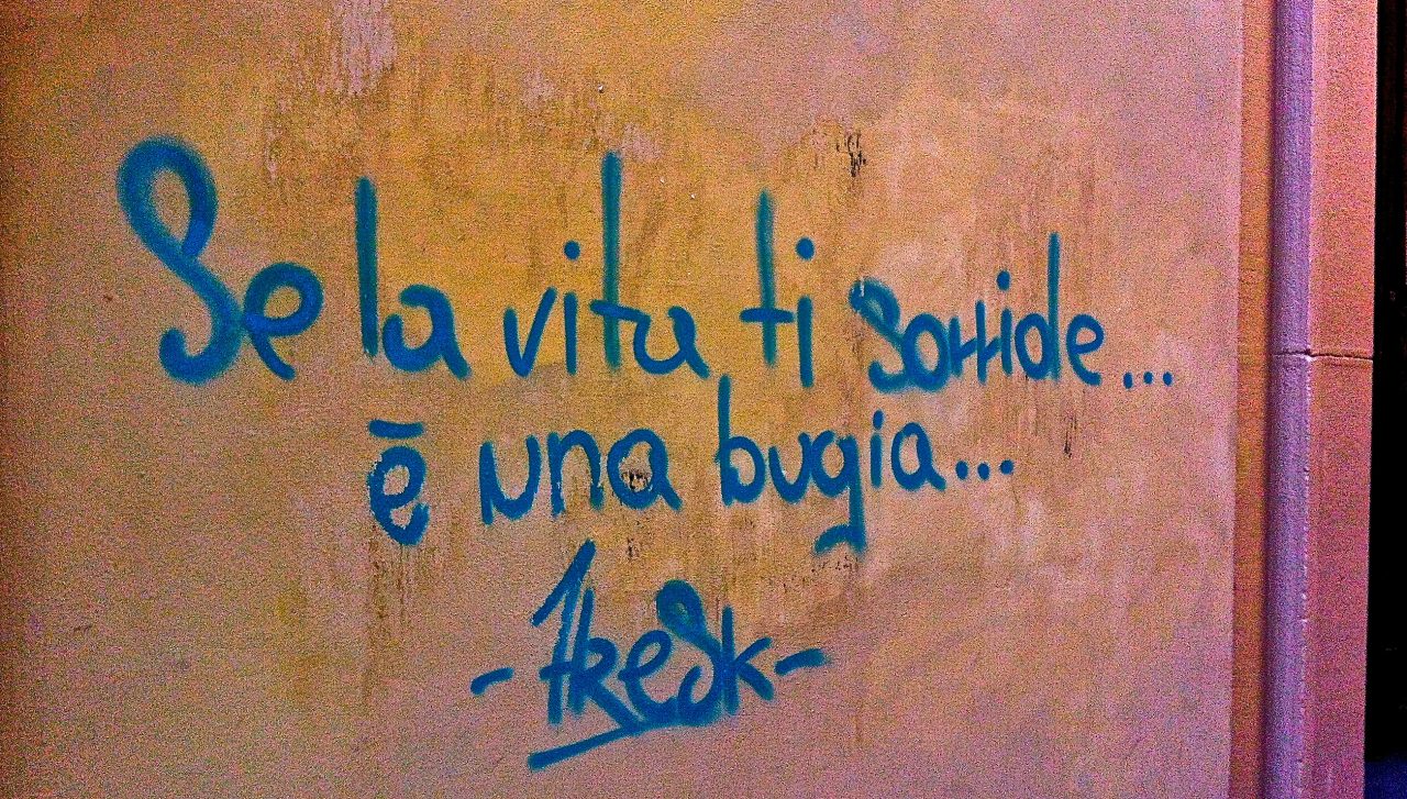 C’è una poesia che finisce sui muri