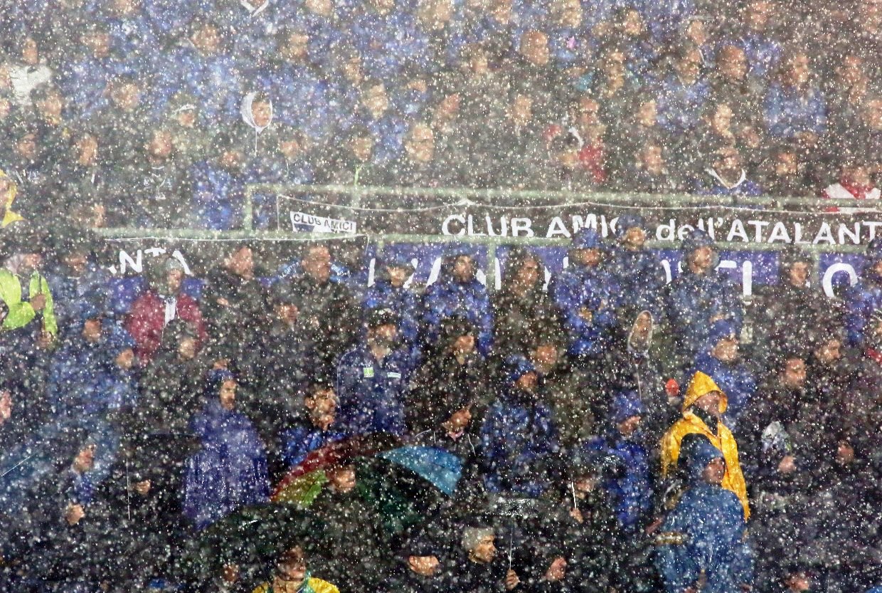 Stadio, volti bagnati e cronache di una notte di diluvio ed euforia