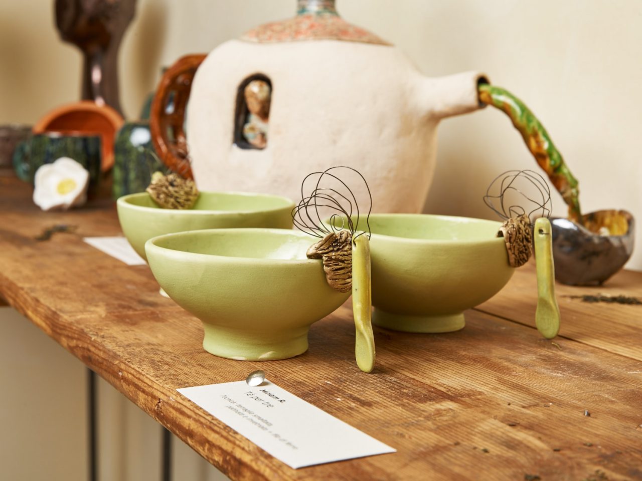 “È l’ora del tè” in Piazza Pontida Uno scrigno di ceramica artigianale