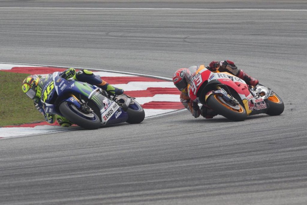 Valentino fa cadere Marquez e il mondiale adesso è a rischio