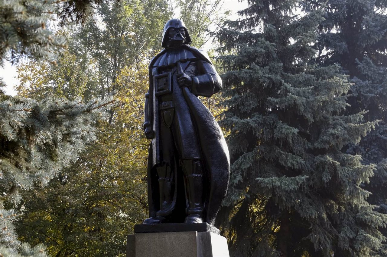 Ogni epoca cambia i suoi eroi E così Lenin divenne Darth Vader