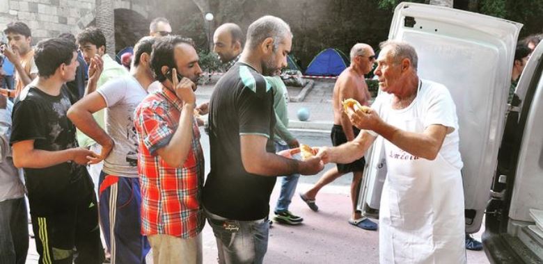 Dionysis, il panettiere di Kos che regala il pane ai migranti