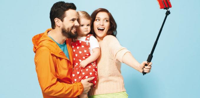 Mamma e papà tra selfie e paranoie I genitori di oggi raccontati dal Time