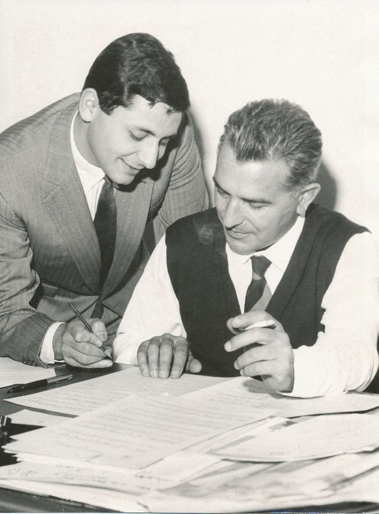 02 Mogol (a sinistra) nei primi anni Sessanta, con Carlo Donida