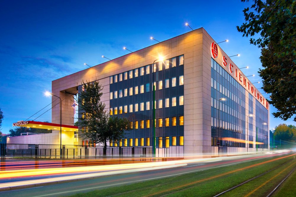 Com’è la multinazionale dello spirito che Scientology ha aperto a Milano