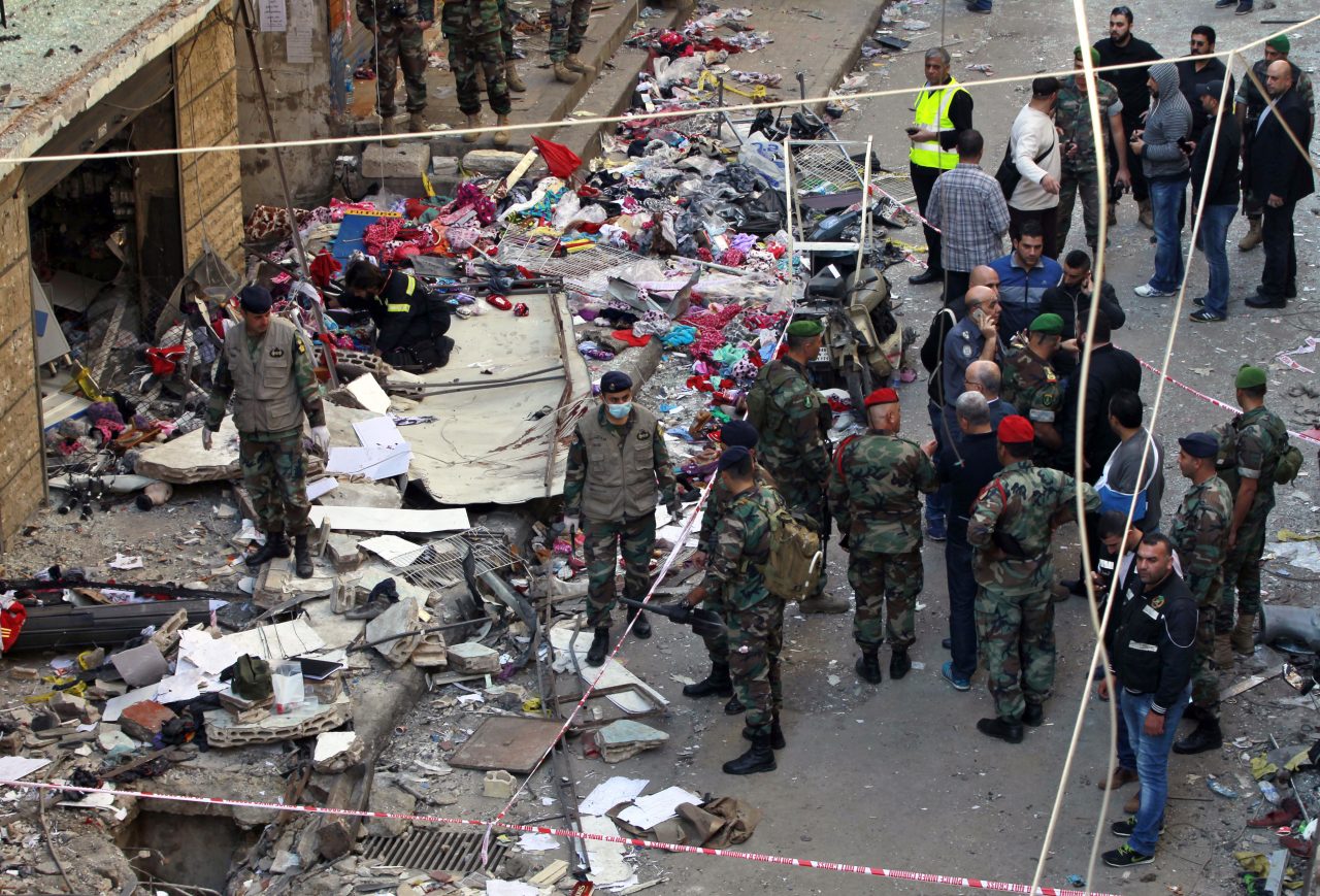 Beirut piange il sacrificio di Adel l’uomo che ha placcato il kamikaze