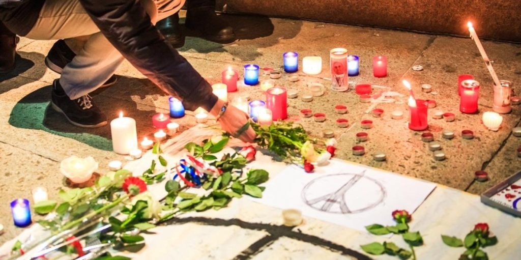 La preghiera e la folla in piazza «Anche Bergamo non ha paura»