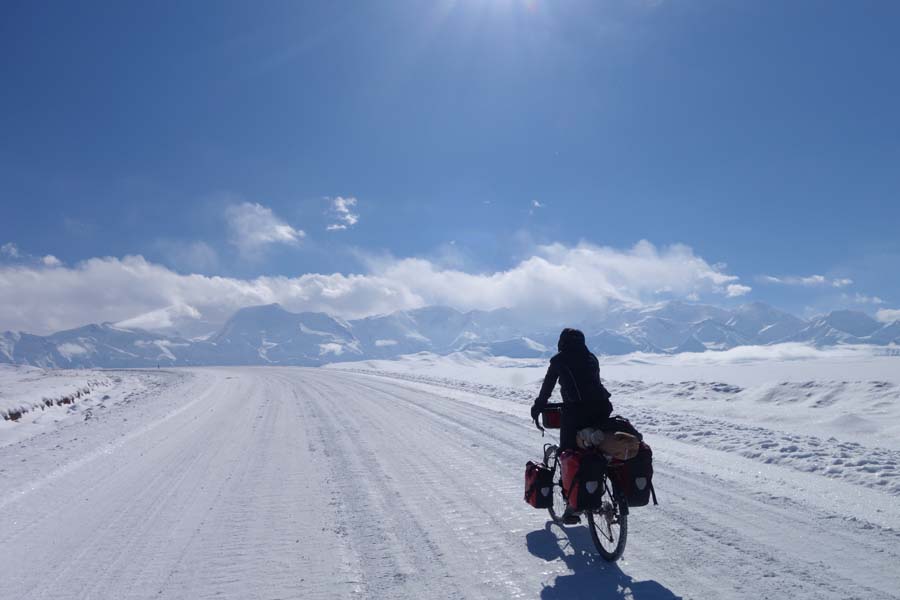 In bici da Londra a Hong Kong La bella impresa di due fidanzati