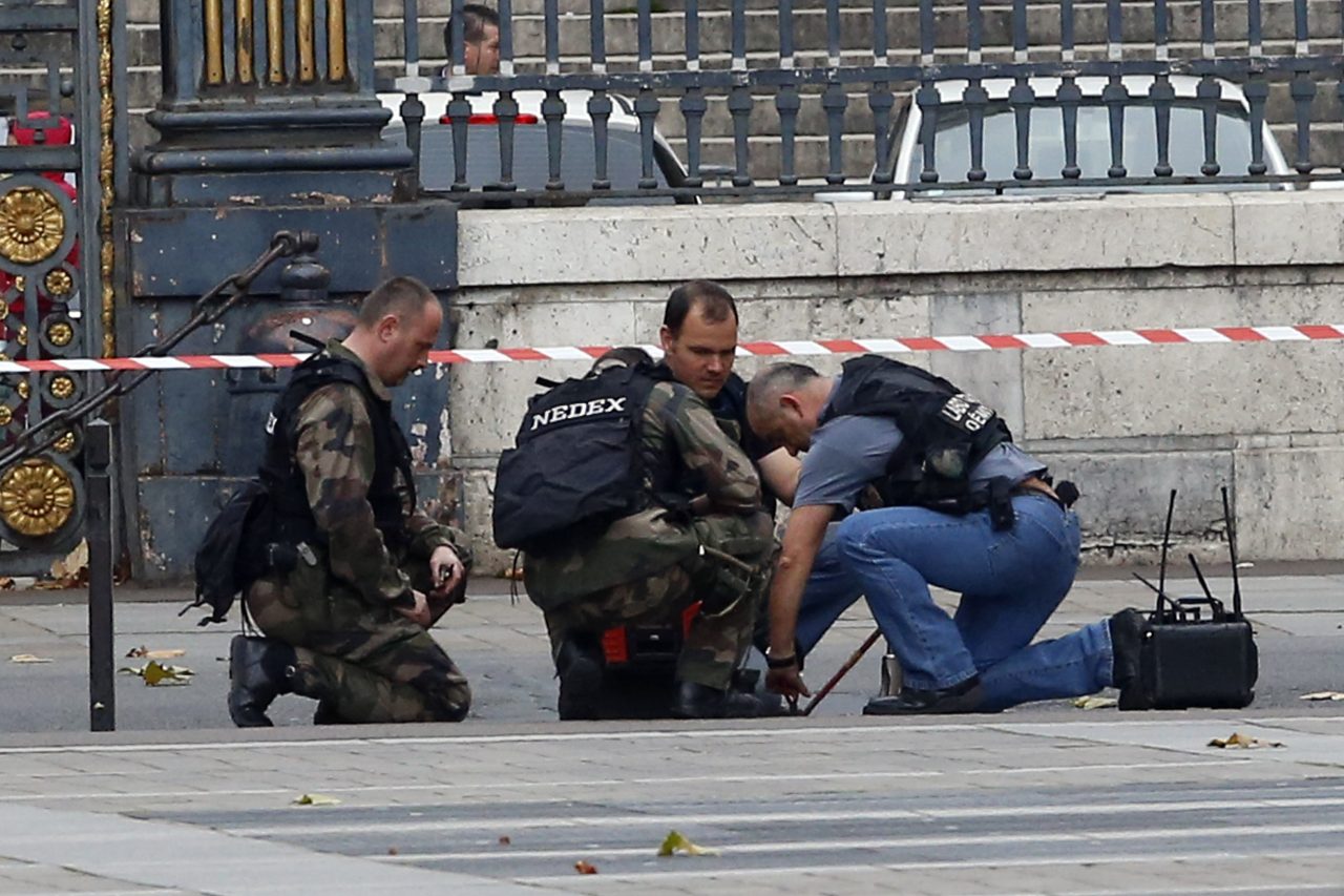 Sei domande sulle stragi di Parigi che ancora cercano risposta
