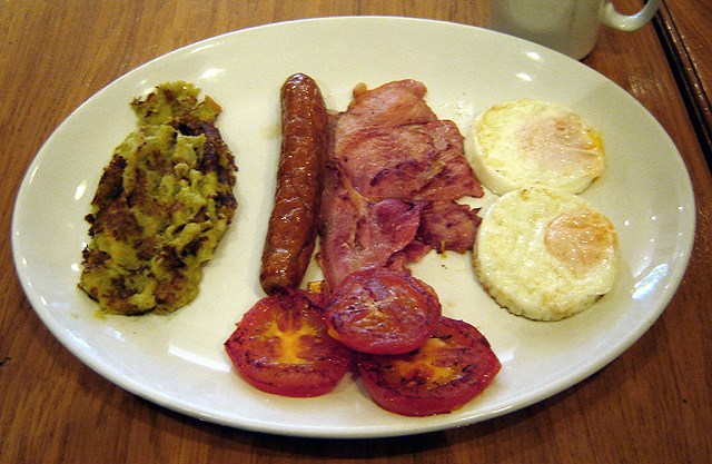 Full_English_breakfast_with_bubble_and_squeak,_sausage,_bacon,_grilled_tomatoes,_and_eggs