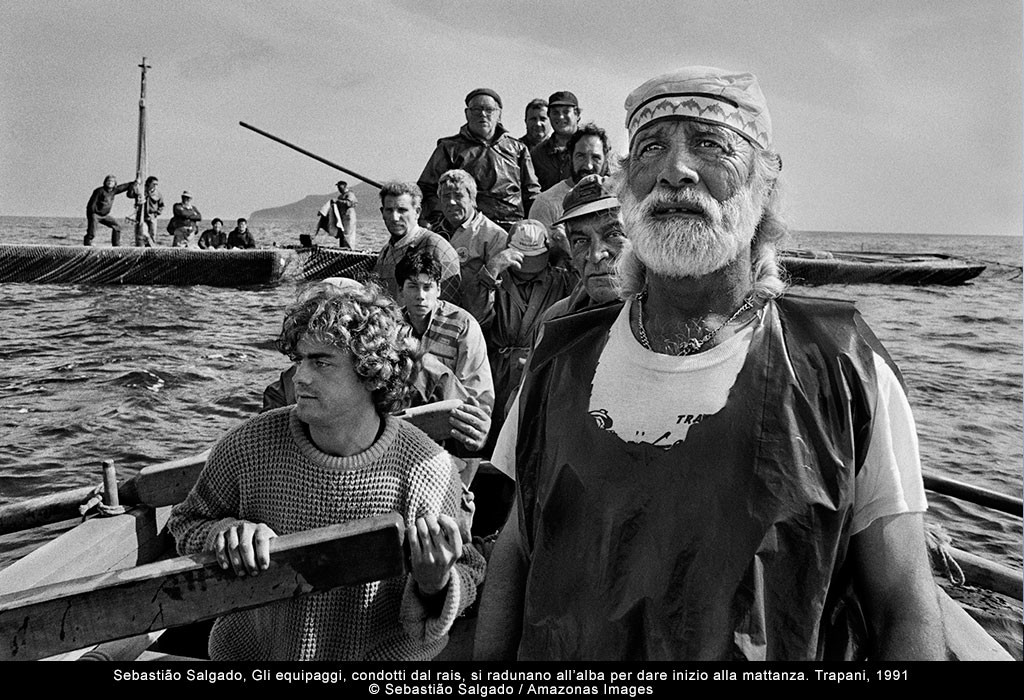Gli equipaggi, condotti dal rais, si radunano all'alba per dare inizio alla mattanza, Trapani, 1991, Sebastião Salgado
