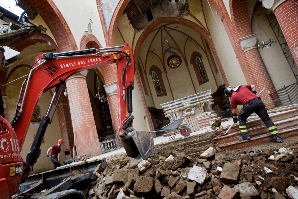 Vigili del fuoco al lavoro nel Duomo di Mirandola_ph Giovanni Diffidenti