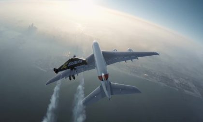L'ultima impresa di "Icaro" Jet Man l'uomo che ha volato sopra un aereo