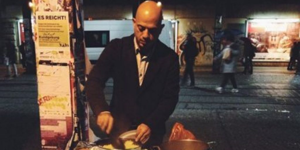 Il siriano che cucina ai senzatetto per «restituire qualcosa ai tedeschi»