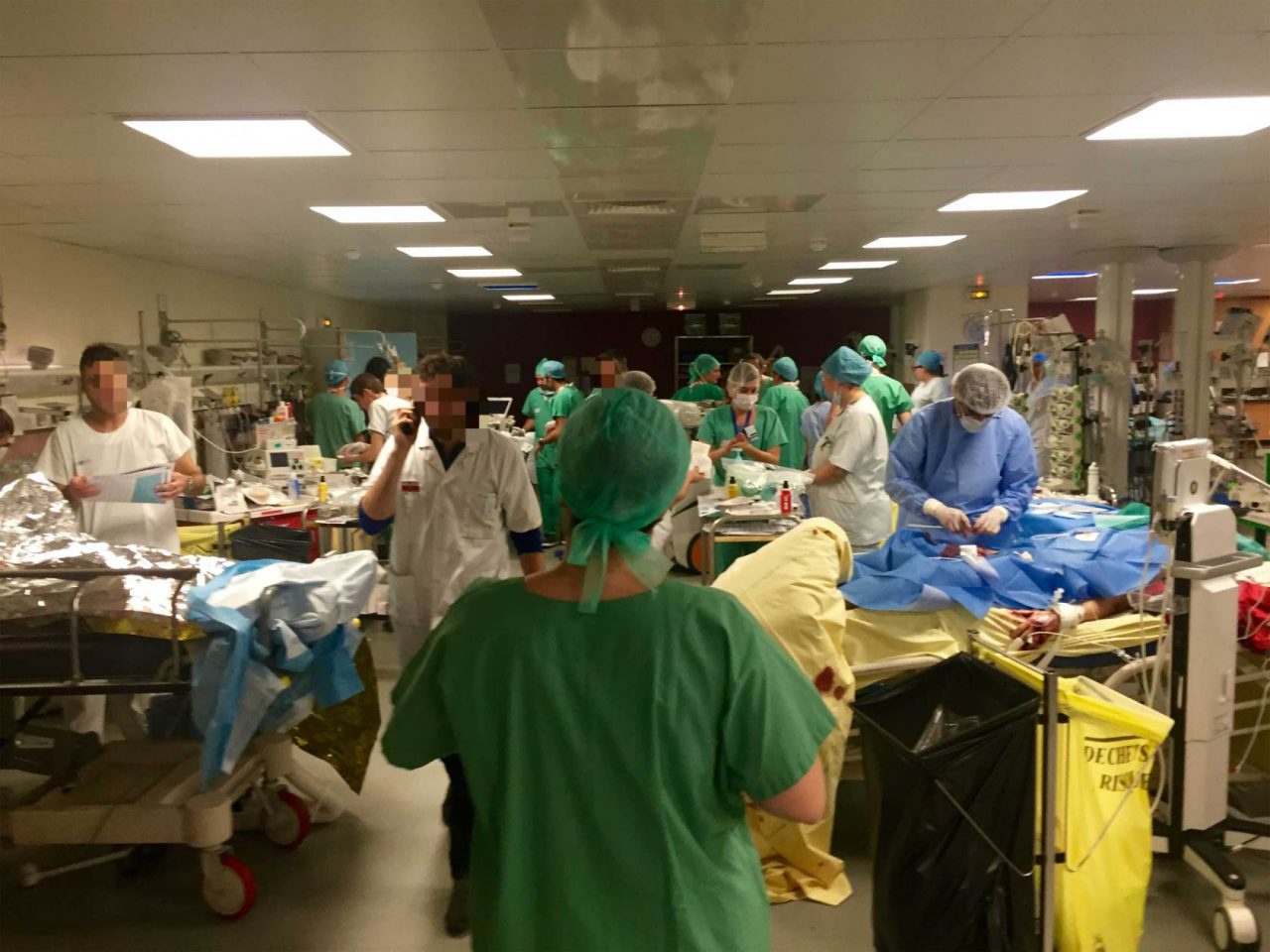 La foto (virale) dell’ospedale nella tragica notte di Parigi