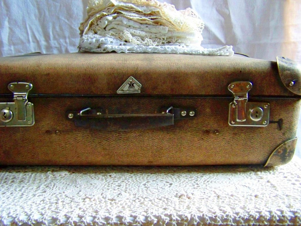 Lo straziante contenuto delle valigie trovate dopo anni in un manicomio