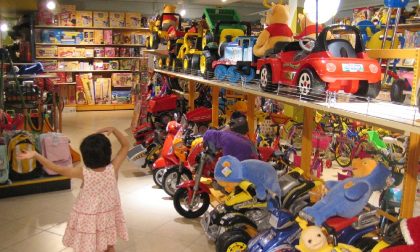 Rubano bambolotti e giocattoli nascondendoli sotto i vestiti a Dalmine: beccate per i vestiti troppo… larghi