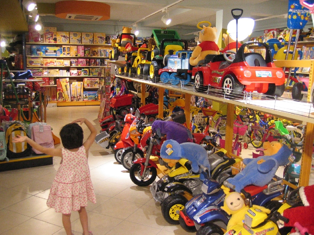 Rubano bambolotti e giocattoli nascondendoli sotto i vestiti a Dalmine: beccate per i vestiti troppo… larghi