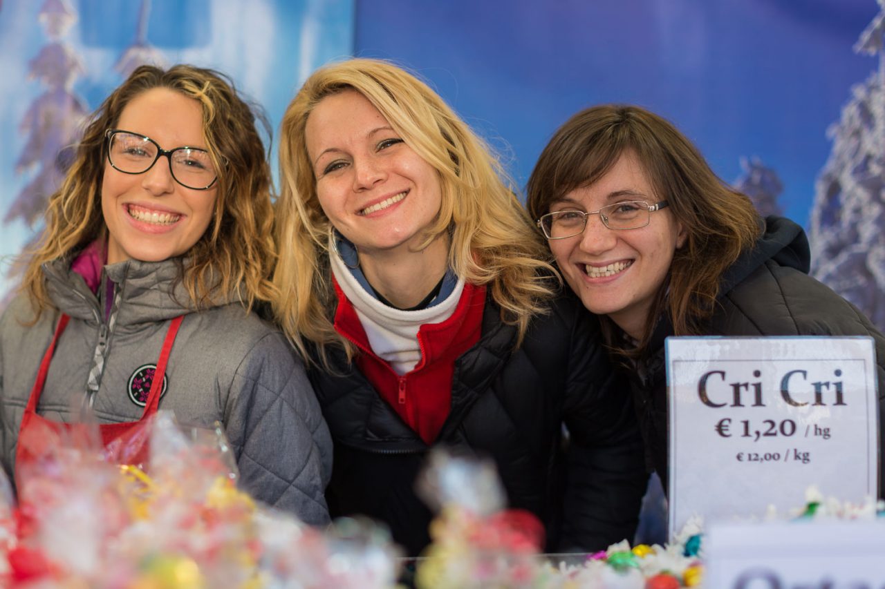 Quelli che sorridono dalle bancarelle Il nostro grazie in cinquanta foto