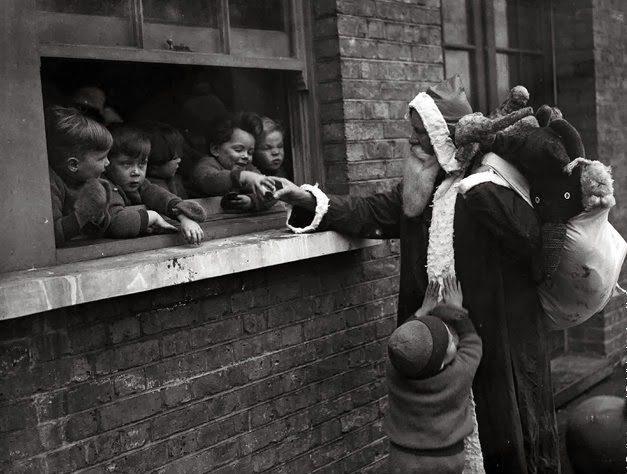 Babbo-Natale-consegna-i-regali-per-aiutare-i-bambini-e-le-Adoption-Society-a-Leytonstone-Londra.-Photo-by-Fox-Foto-Getty-Images.-20-novembre-1931