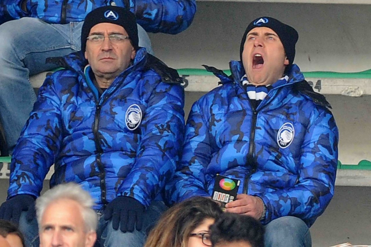 Sbadigli, lamenti e gradinate grigie Solo i tifosi atalantini danno colore