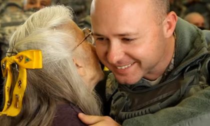 Elizabeth, la Signora Abbraccio che salutava i soldati in partenza