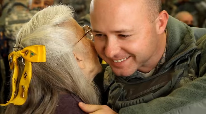 Elizabeth, la Signora Abbraccio che salutava i soldati in partenza