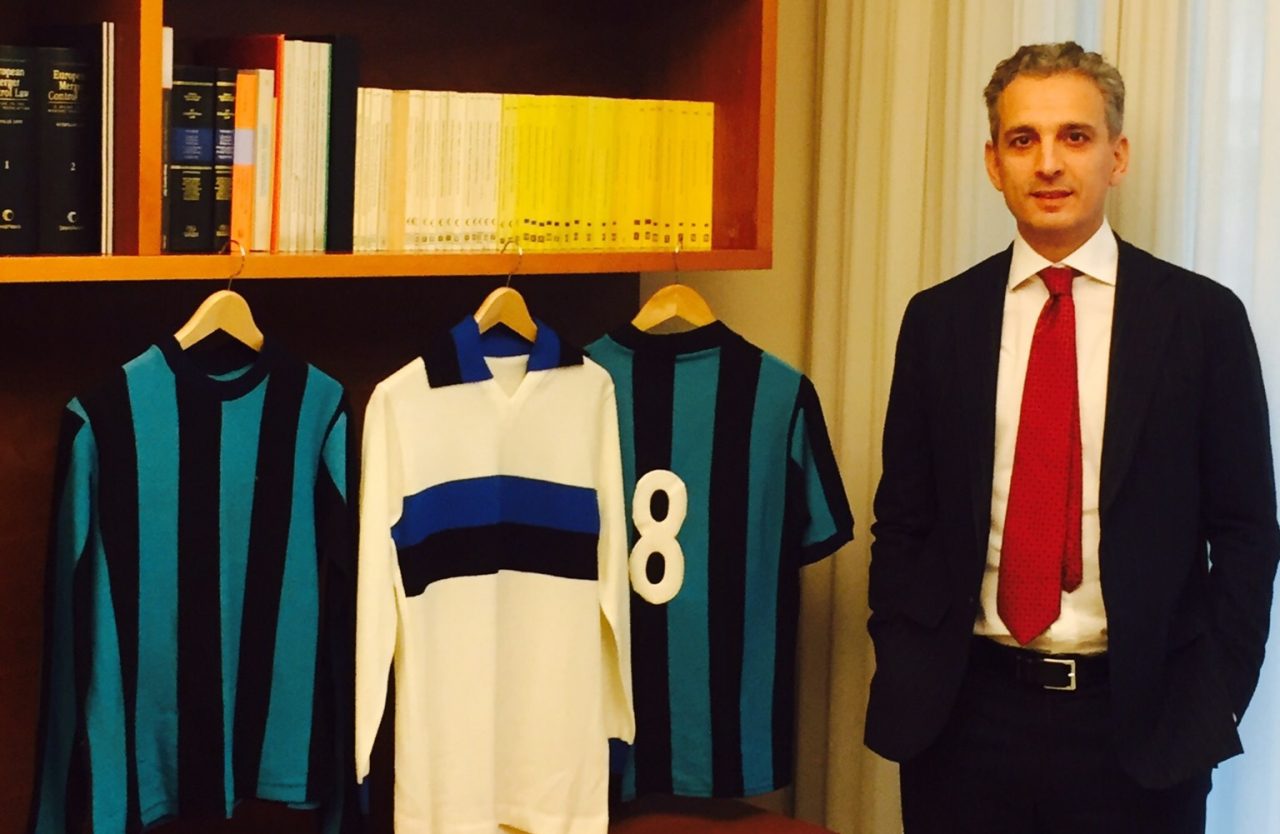 Cimeli, maglie e figurine introvabili La collezione atalantina di Matteo
