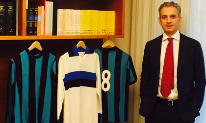 Cimeli, maglie e figurine introvabili La collezione atalantina di Matteo