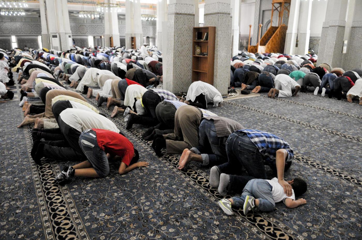 Termina oggi la festività islamica del Ramadan, fedeli in preghiera alla Moschea di Roma