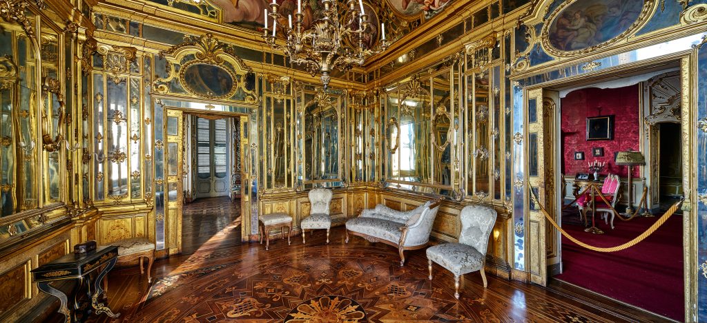 Oltre il cancello di Palazzo Terzi Storia e fotografie di una meraviglia