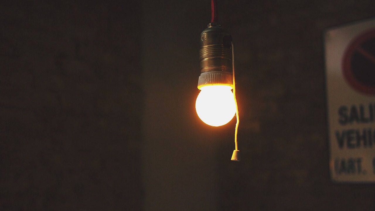 La riforma dell’energia elettrica per cui meno consumi e più paghi