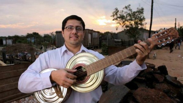 L’orchestra che suona Vivaldi con strumenti costruiti in discarica